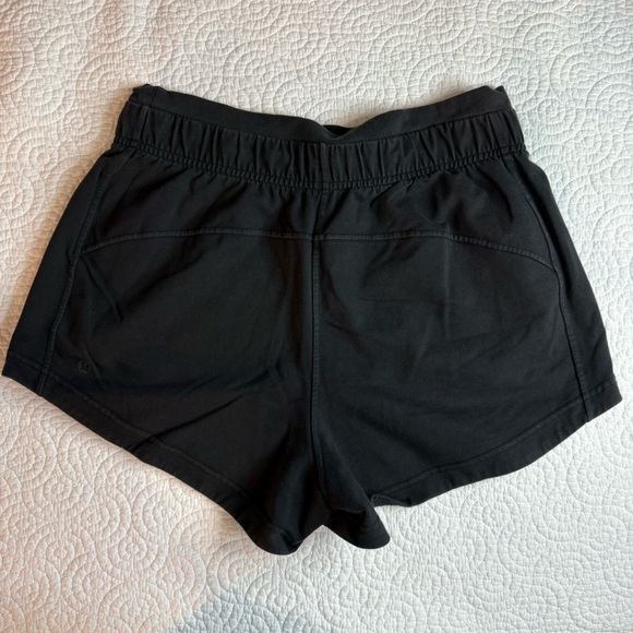 Lululemon Athletica Black Athletic Shorts Inner Glow size 6 - Picture 10 of 11